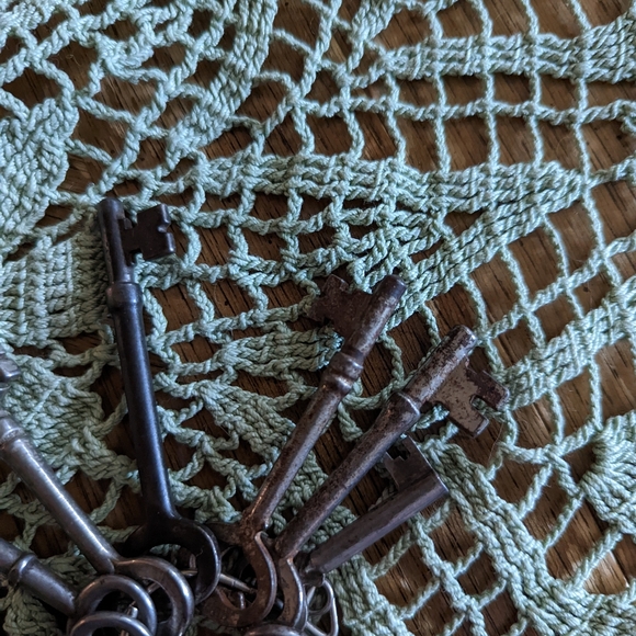 Vintage 12 Assorted Large & Short Skeleton Keys - Picture 3 of 5